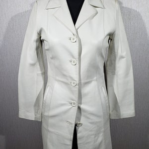 Jolie veste longue en cuir pour femme avec boutons. Veste blanche élégante en cuir véritable.