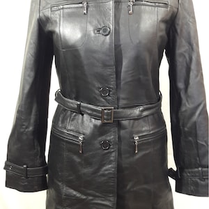 Veste élégante pour femme en cuir véritable noir. Veste en cuir pour femme en cuir souple résistant avec ceinture.