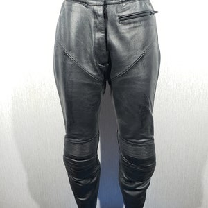 Pantalon motard femme. Pantalon en cuir noir pour les rockeurs. Pantalon noir pour femme. pantalon cuir vintage