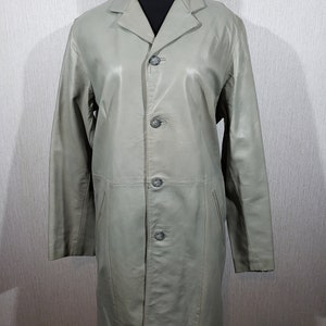 Blouson élégant en cuir gris pour homme. Veste longue sportive en cuir grise avec boutons en plastique.