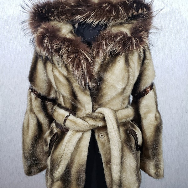 Manteau de fourrure confortable pour femme en fausse fourrure chaude et fiable. Manteau en fourrure marron chaud pour femme avec capuche et ceinture.