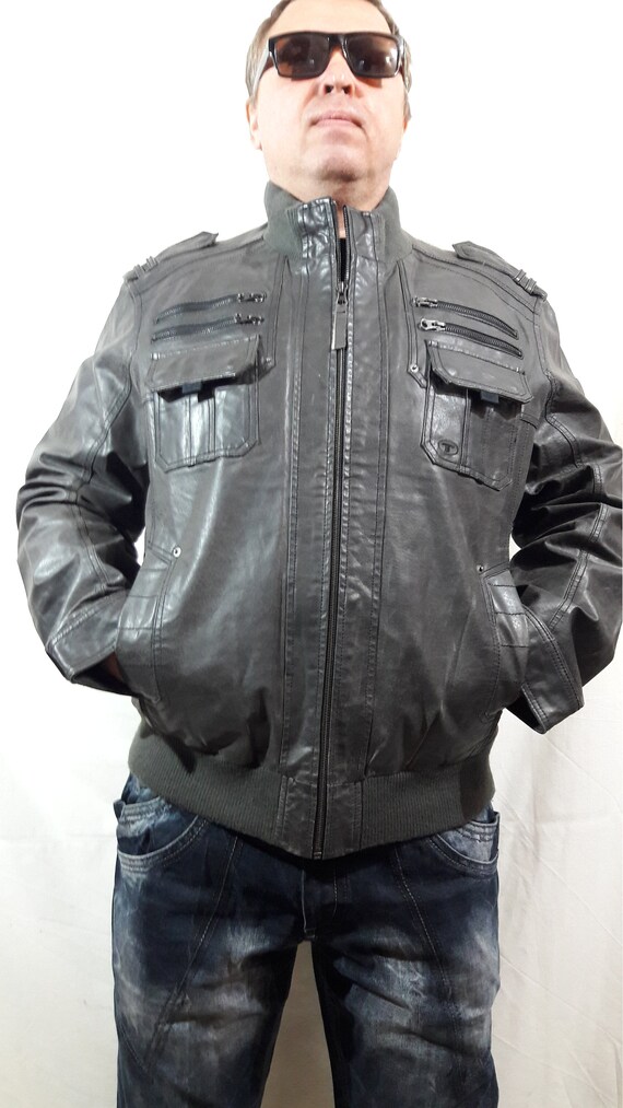 Blouson en cuir de jais pour homme. Blouson en cuir gris avec fermeture eclair et beaucoup de poches. La veste est fabriquee en cuir gris resistant de durete moyenne. Etsy Canada