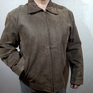 Veste en cuir marron élégante pour homme. Veste en cuir marron avec une fermeture éclair.