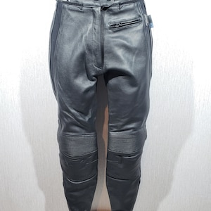 Prachtige zwarte leren bikerbroek voor dames. Zwarte leren broek met lichte bescherming.