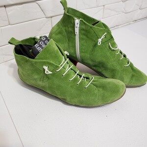 Green Leather Women&#39;s Shoes: Classic Lace-Up Design