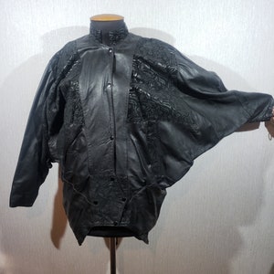 Fantastique veste en cuir style chauve-souris pour femme. Veste rare pour femme noire avec empiècements en daim peint.