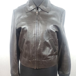 Blouson sport femme en cuir marron. Blouson en cuir véritable marron pour femme fiable avec une fermeture éclair.