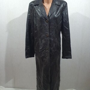 Veste en cuir longue et élégante pour femme. Manteau noir en cuir véritable avec boutons