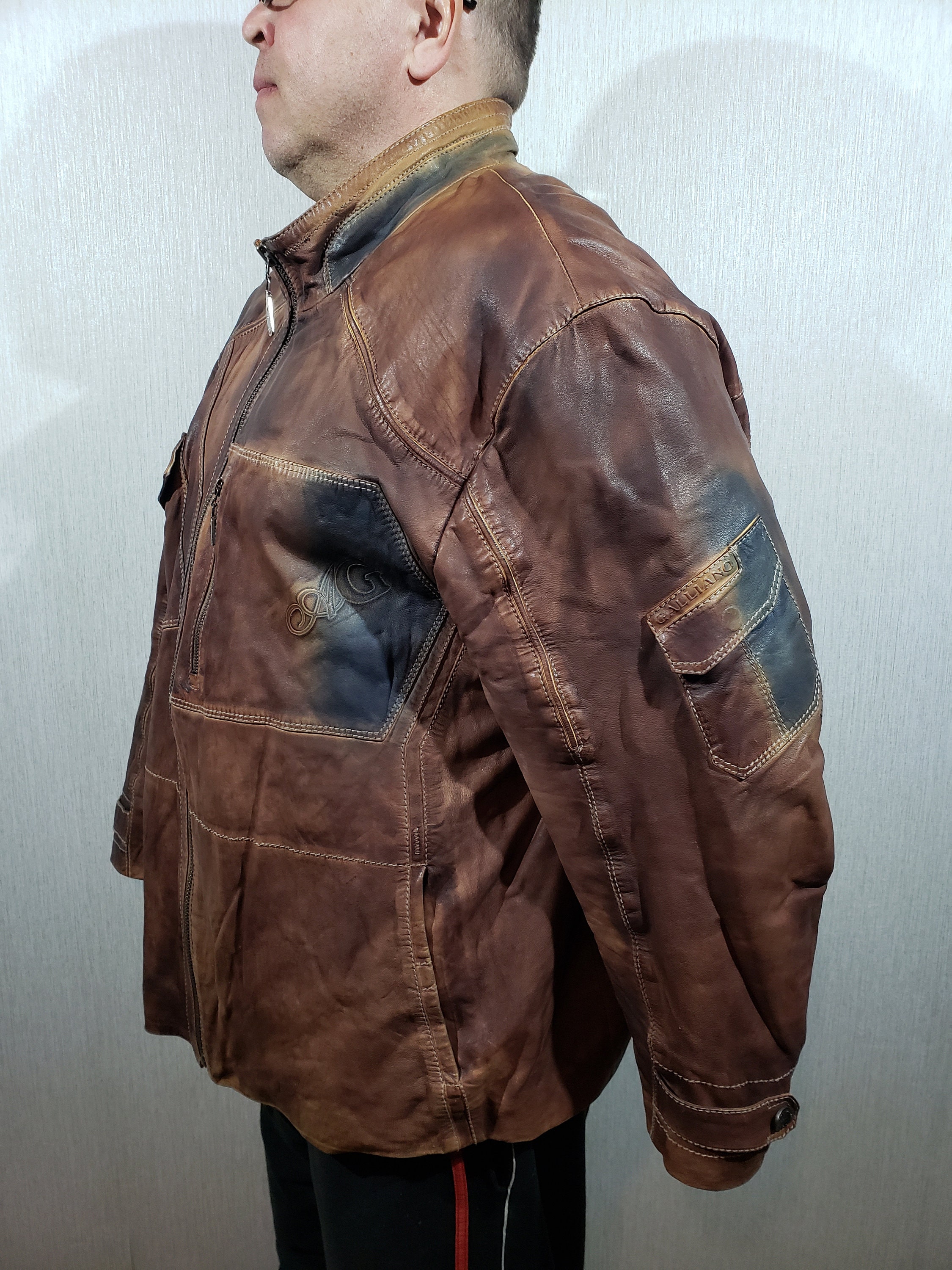 メンズブラウンレザージャケット：フロントジッパー、マルチポケット