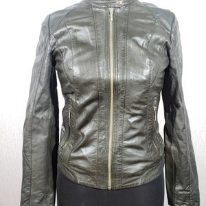 Veste verte pour femme fiable en cuir véritable. Veste en cuir élégante pour femme avec une fermeture éclair en métal.