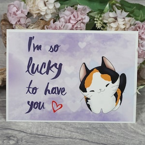 Postkarte mit Spruch "I'm so lucky to have you", Katze, Glückskatze, lila, violett, Herzen, Glück, Liebe