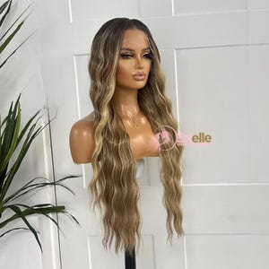 lange gewellt | Verwurzelte Aschebraun / Aschblond-Mix | Premium Synthetische Heat Safe | 13 von 6 Transparente Spitze Frontal Perücke