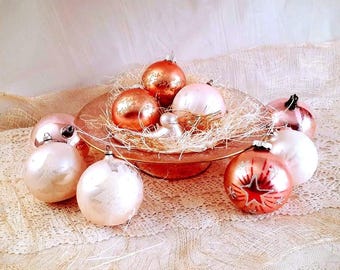 Adornos navideños vintage: Juego selecto de 10 adornos de vidrio rosa, pájaros y brillantes.