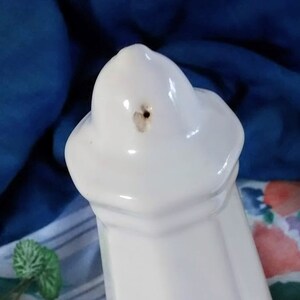 Puede incluir: Salero y pimentero de cer&aacute;mica blanca con un dise&ntilde;o simple y redondeado. Los shakers tienen un peque&ntilde;o agujero en la parte superior para verter.