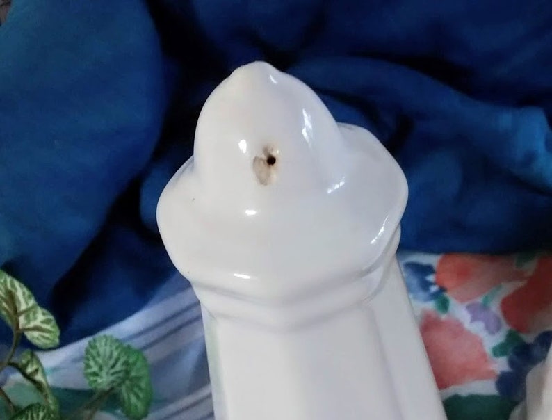 Puede incluir: Salero y pimentero de cer&aacute;mica blanca con un dise&ntilde;o simple y redondeado. Los shakers tienen un peque&ntilde;o agujero en la parte superior para verter.