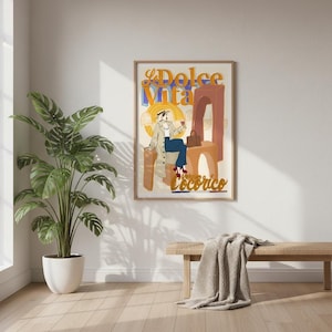 Peut inclure: Une affiche encadrée avec l'inscription "La Dolce Vita" et "Cocorico". L'illustration représente une personne en manteau beige et pantalon bleu, tenant un verre de vin, avec un sac à main marron. Palette de couleurs chaudes.