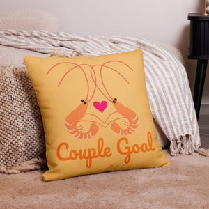 Cojín + Funda camarones enamorados, pareja meta, decoración romántica de playa divertida y linda naranja