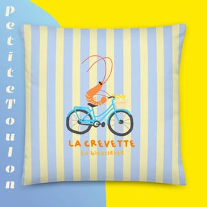 Cojín + Funda: Camarón rayado amarillo y azul en una bicicleta – Funda y cojín | Arte mediterráneo Petite Toulon | Decoración marinera original