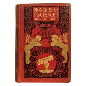 Puede incluir: Un libro rojo con una cubierta dorada en relieve titulada "Pioneros de la ciencia" por Oliver Lodge. La cubierta presenta un diseño decorativo con dos querubines, un telescopio y un sol saliendo sobre un paisaje.