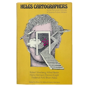 Könnte beinhalten: Ein gelber Buchumschlag mit einer Schwarzweißillustration eines Kopfes mit einer Tür und einer Treppe im Inneren. Der Buchtitel lautet "Helus Cartographers" und der Untertitel lautet "Some Personal Histories of Science Fiction Writers".