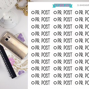 Puede incluir: Una hoja de papel adhesivo blanco con 12 filas de pegatinas blancas y negras. Cada pegatina tiene un círculo con el texto "OPR POST" en su interior.