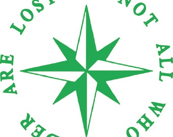Puede incluir: Brújula verde con el texto "Not all who wander are lost" alrededor de la brújula. La brújula está rodeada de un fondo blanco.