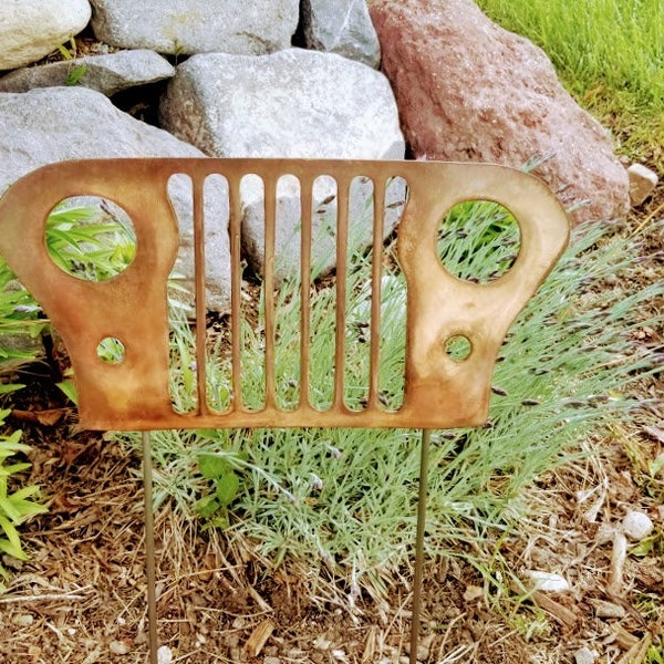 El arte del patio de la parrilla Jeep de pátina de cobre incluye 2 estacas de jardín de doce pulgadas. Acero calibre 18