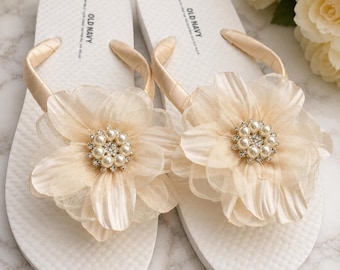 Sandales de mariée ivoire, ornées de fleurs en organza, de perles et de strass, idéales pour les mariages de plage et les demoiselles d'honneur. Accessoires de mariage Kaykaysbridal.