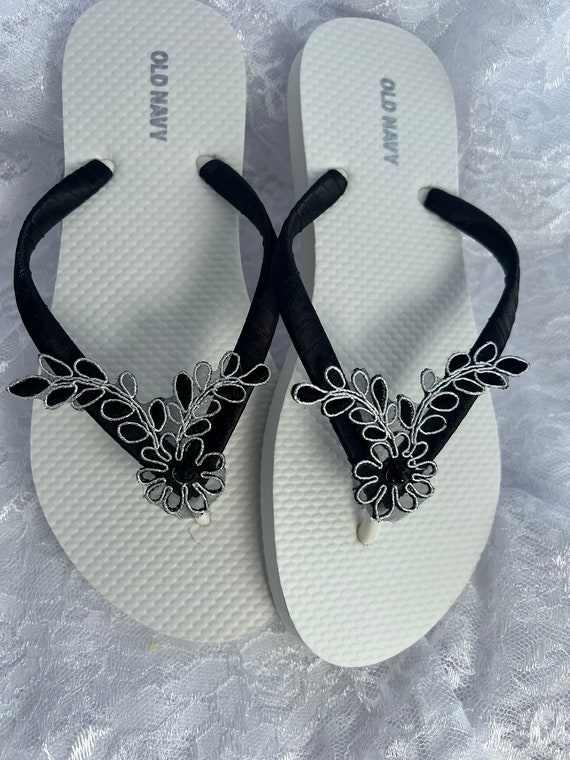 Chinelos de noiva de cetim preto: sandálias de casamento de renda