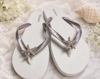 Hochzeitssandalen mit Seesternmuster, silberne Satin-Flip-Flops mit Strasssteinen, Schuhe für die Strandhochzeit, Schuhe für den Brautempfang, Strandthema