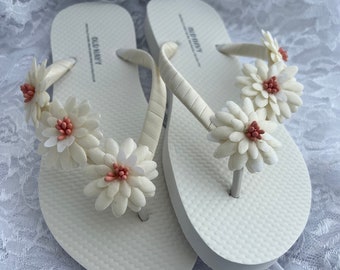 Chanclas de novia con flores de marfil, sandalias para boda en la playa