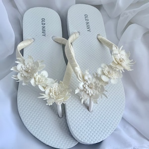 Bridal Ivory Flip Flops, Wedding flip flops,White 3 D Flower Trim, Bridal Ivory Flowers Flip Flop, Beach Wedding Sandals