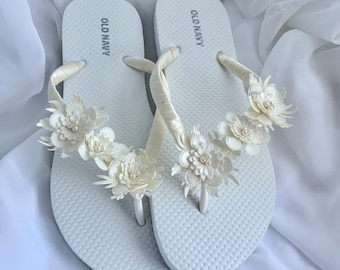 Sandales de mariée ivoire à motif floral, sandales de plage, chaussures de mariée artisanales ornées de fleurs 3D et de perles, chaussures pour mariage à destination