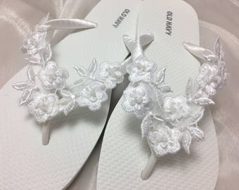 Chanclas de novia con perlas, cinta blanca y flor en 3D