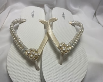 Chanclas de perlas para novias, cinta color marfil, sandalias para bodas en la playa.