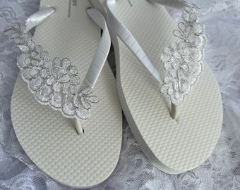 Chanclas de novia de encaje con borde plateado, sandalias blancas de boda