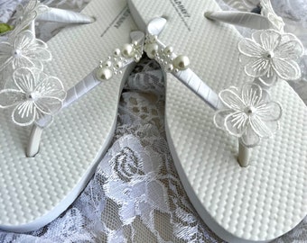 Chanclas de novia con flores blancas, sandalias de boda con perlas