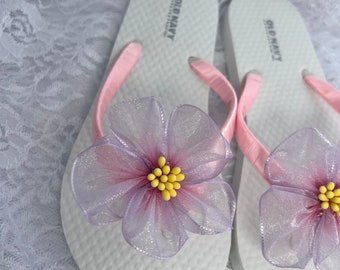 Blumenmädchen Flip Flops Lavendel mit rosa Organza Blume, Braut Flip Flops, Hochzeit Flip Flops, Braut Geschenk Party, Rosa Flip Flops