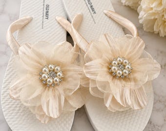 Sandales de mariée en satin champagne avec fleur en organza et strass perle au centre, chaussures de plage pour la réception de mariage et les préparatifs.