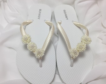 Chanclas de novia color marfil, cinta de satén, sandalias con flores de perlas