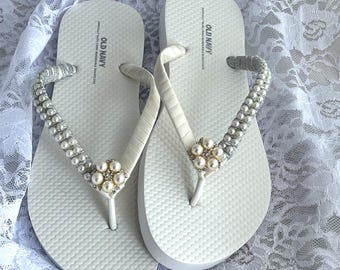 Chanclas de perlas color marfil para novias, sandalias para bodas en la playa.