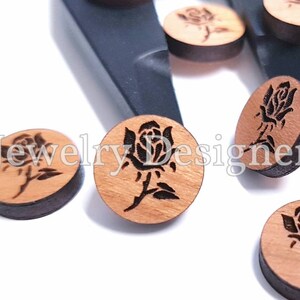 Cabochon en bois gravé de roses 12 mm - Décorations en bois gravées de fleurs - Vernis semi-mat
