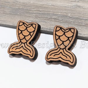 Cabochon en bois queue de sirène 12 mm - écailles de poisson gravées en bois - merisier, noyer, bouleau - vernis semi-mat