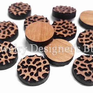 Pu&ograve; includere: Una collezione di 10 dischi rotondi in legno con un design a stampa leopardata nero e marrone. Alcuni dei dischi hanno una finitura in legno naturale.