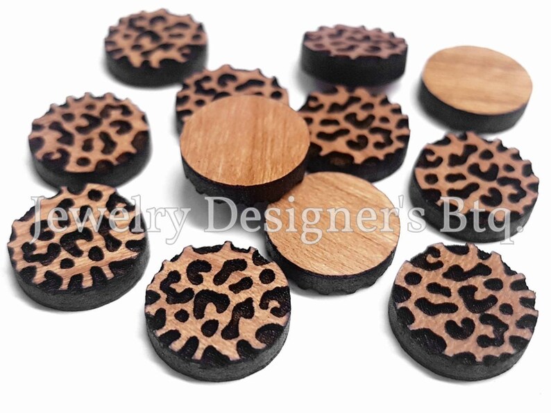 Pu&ograve; includere: Una collezione di 10 dischi rotondi in legno con un design a stampa leopardata nero e marrone. Alcuni dei dischi hanno una finitura in legno naturale.