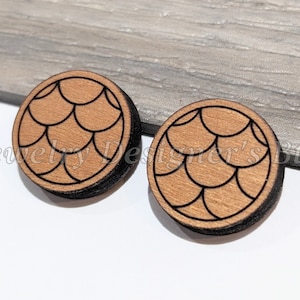 Cabochon en bois écailles de sirène 10 mm - écailles de poisson gravées en bois - merisier, noyer, bouleau - vernis semi-mat