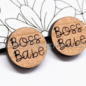 Cabochons Boss Babe 12mm - Embellissements en bois - Bouleau noyer cerisier, Couleur Pick - Vernis semi-mat