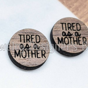 Cabochões de madeira cansados como uma mãe de 12 mm - Citações engraçadas Enfeites de madeira - Bétula de cerejeira, cor escolhida - Verniz semi-fosco