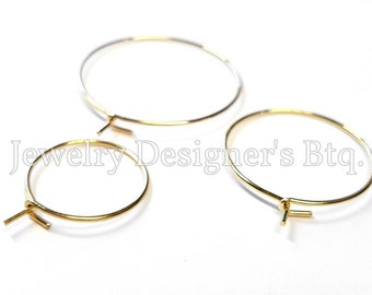 Könnte beinhalten: Drei goldene Creolen in verschiedenen Größen. Die Ohrringe sind aus dünnem Draht gefertigt und haben ein schlichtes, minimalistisches Design.