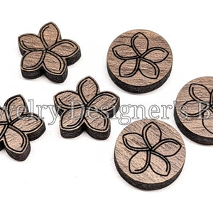 Cabochon fleur de plumeria 12 mm - Décorations florales en bois gravées - Merisier, noyer, bouleau - Vernis semi-mat